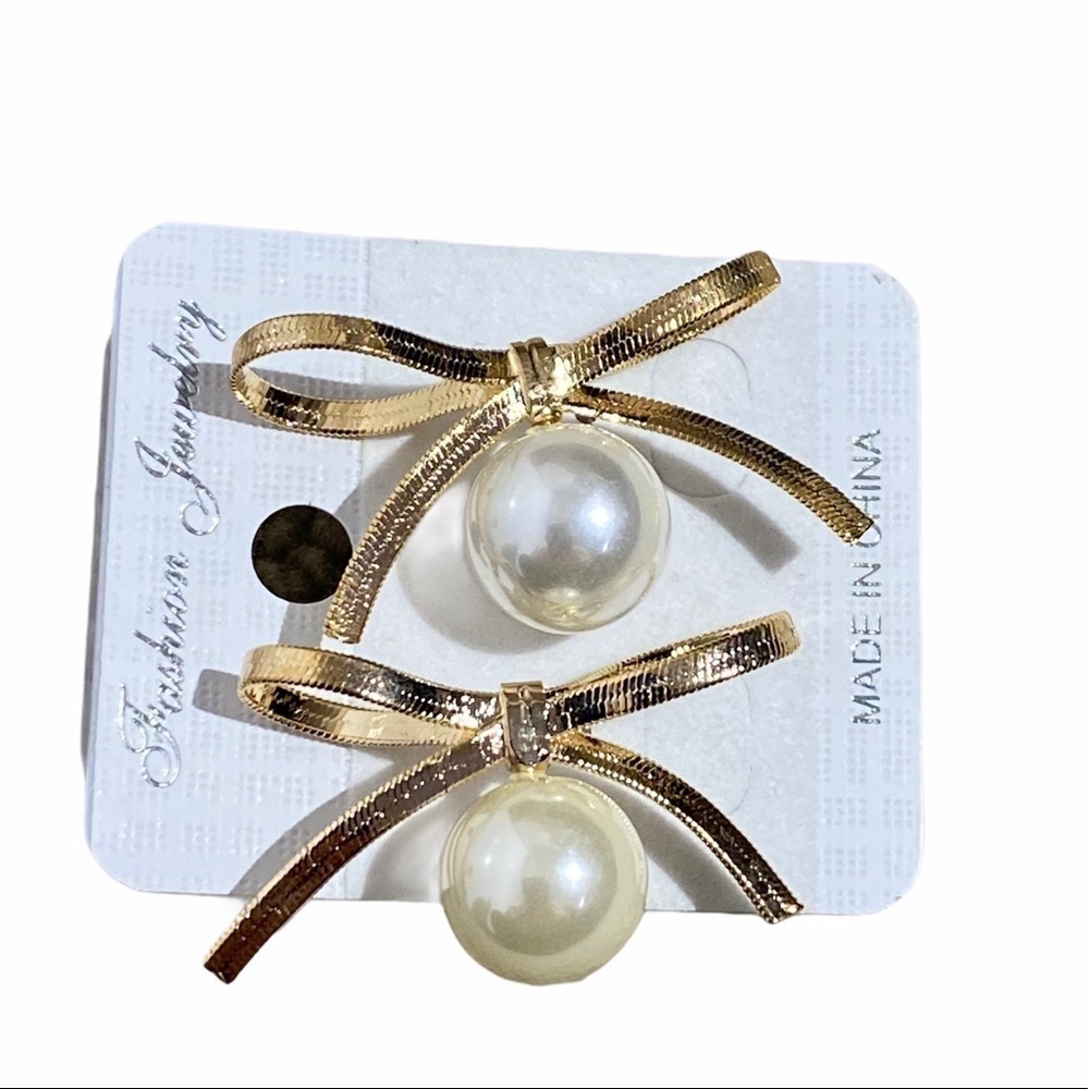 NWT Gold Bowl Pearl Stud Earrings
